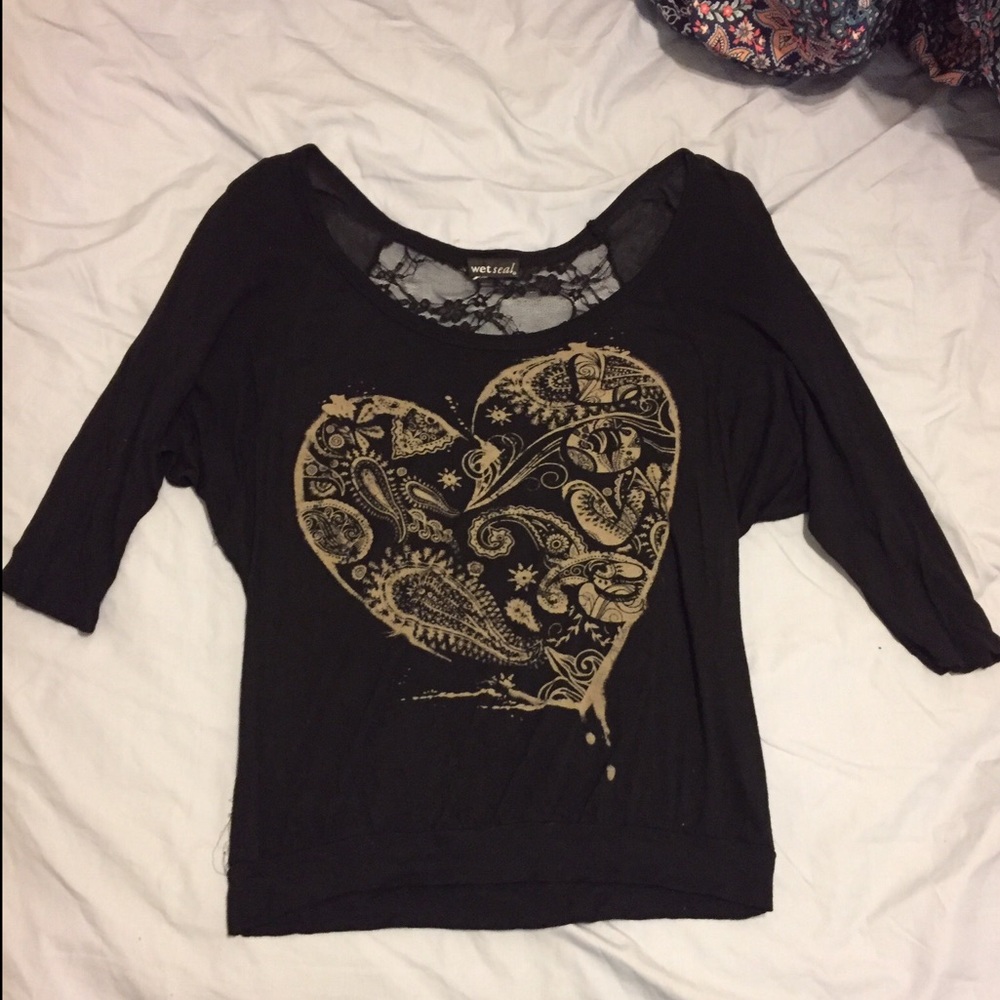 Black shirt with heart print- lace open back 🖤